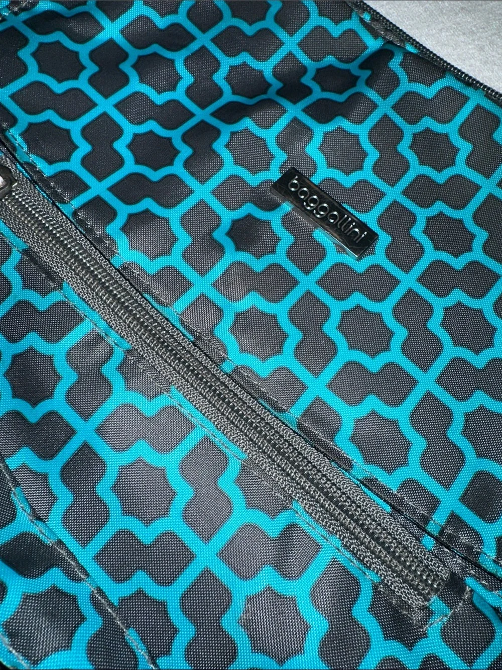 Baggallini Teal and Black Geometric Crossbody Bag Like NeW - Picture 9 of 9